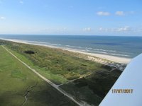 Nordsee 2017 (164)  Endanflug Piste 28 Wangerooge mit Blick auf die nördliche Küste der Insel